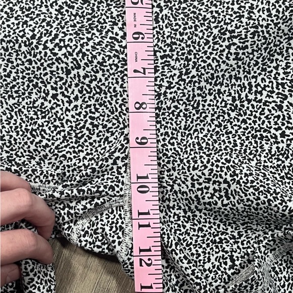 Athleta Leopard Print Salutation Stash II Textured Tight Crop Leggings Size M - Picture 3 of 8